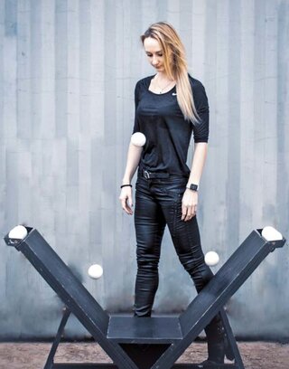 Katya Nikiforova, Artistin: Juggling at Table